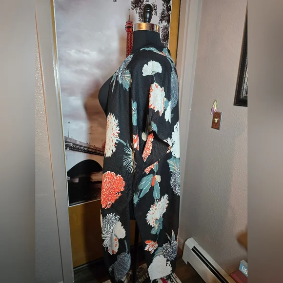 OSFM NWOT Boutique Kimono 37.5Long 34.5ptp Blk Floral Raw Fringe Hem Soft! - Picture 3 of 13